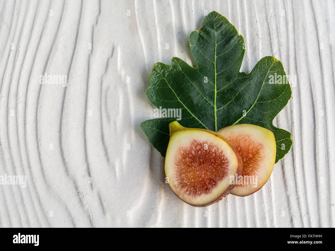 in Scheiben geschnittene Feigen und frischen Blatt-schwarz Genua gen Stockfoto