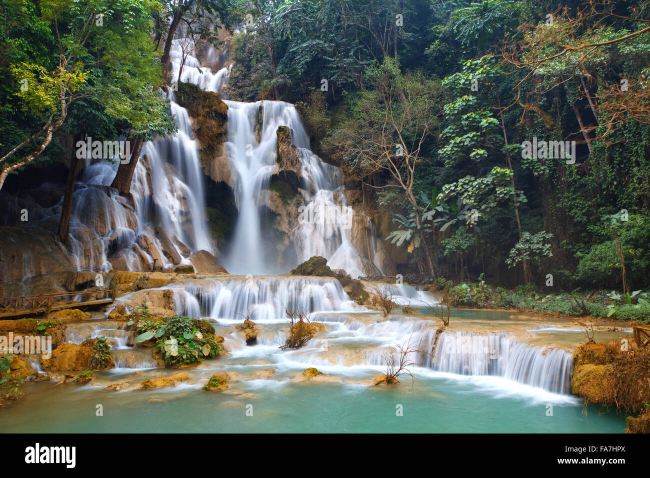 Kuang Si Wasserfälle sind liegt 29 Kilometer südlich von Luang Prabang in Laos, Südostasien. Seine eine dreistufige Wasserfall. Stockfoto