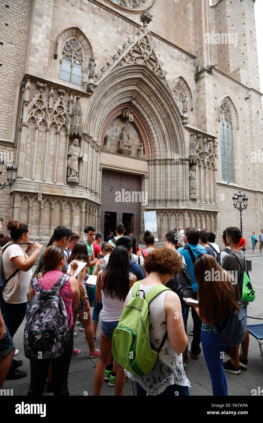 Geführte Reisegruppe vor der Kirche Santa Maria del Mar, La Ribera, Barcelona, Spanien, Europa Stockfoto