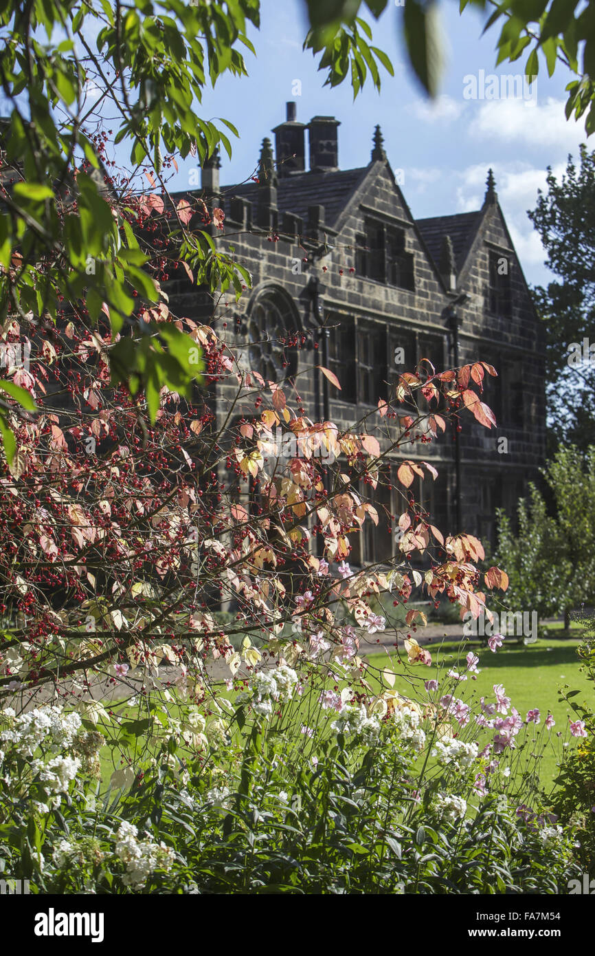 Blumen in den Gärten im September in East Riddlesden Hall, West Yorkshire. East Riddlesden Hall ist ein 17. Jahrhundert Herrenhaus mit preisgekrönten Gärten. Stockfoto