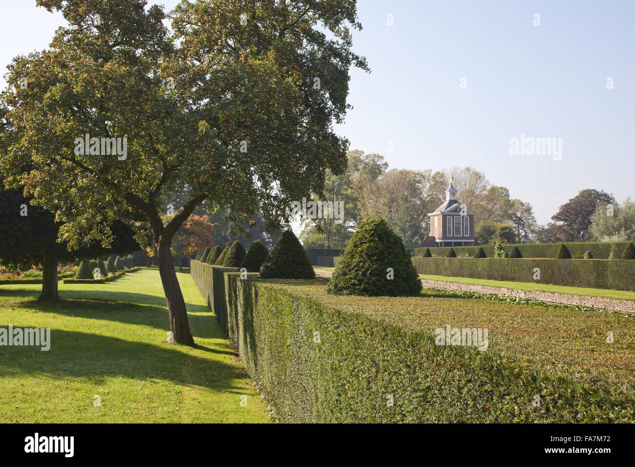 Ansicht von Westbury Hofgarten, Gloucestershire, im September mit dem großen Pavillon (erbaut im Jahre 1702-3) in der Ferne sehen. Stockfoto