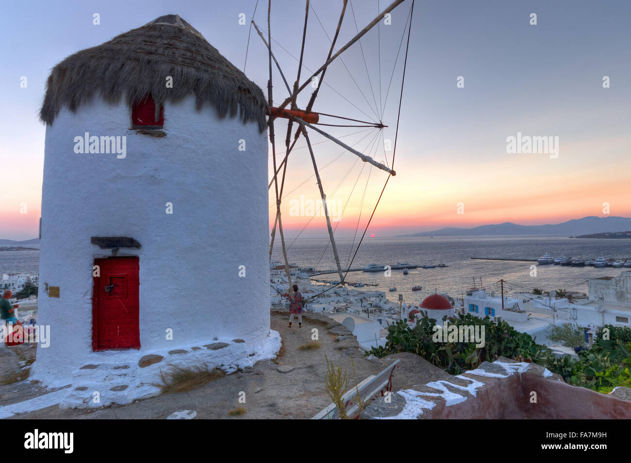 Griechenland, Kykladen, Mykonos, typische Windmühle bei Sonnenuntergang Stockfoto