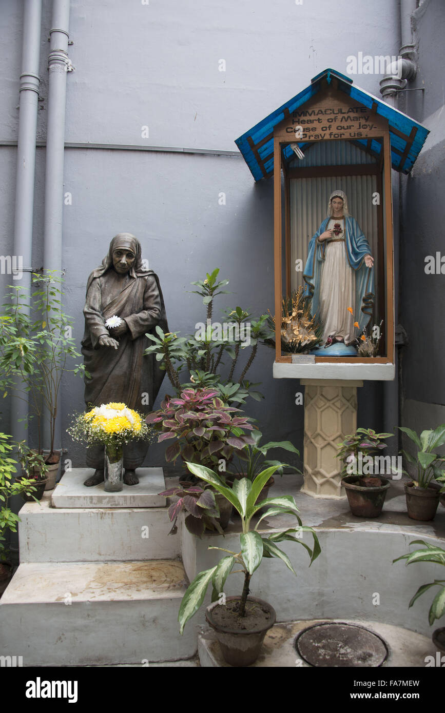 Mutter Teresa Bronze Statue im Innenhof des Haus der Mutter von Mutter Teresa Hauptsitz in Indien Stockfoto