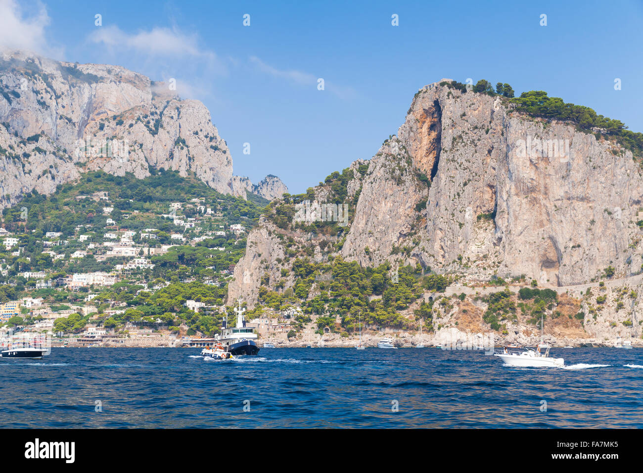 Landschaft mit Küstenfelsen Capri Insel in der Nähe von Marina Piccola Strand. Mittelmeer, Italien Stockfoto