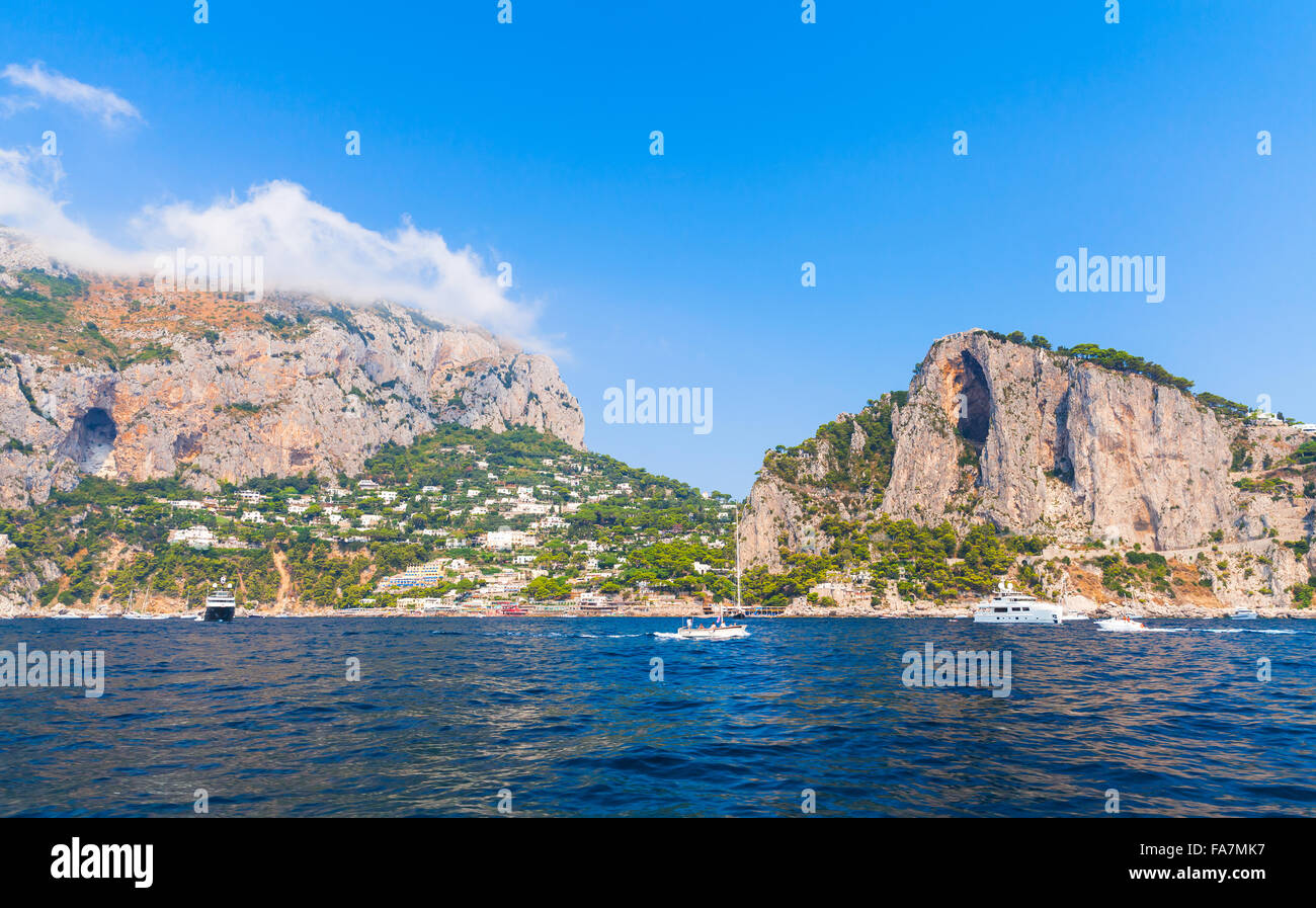 Meer-Landschaft mit Felsen der Insel Capri in der Nähe von Marina Piccola Strand. Mittelmeer, Italien Stockfoto
