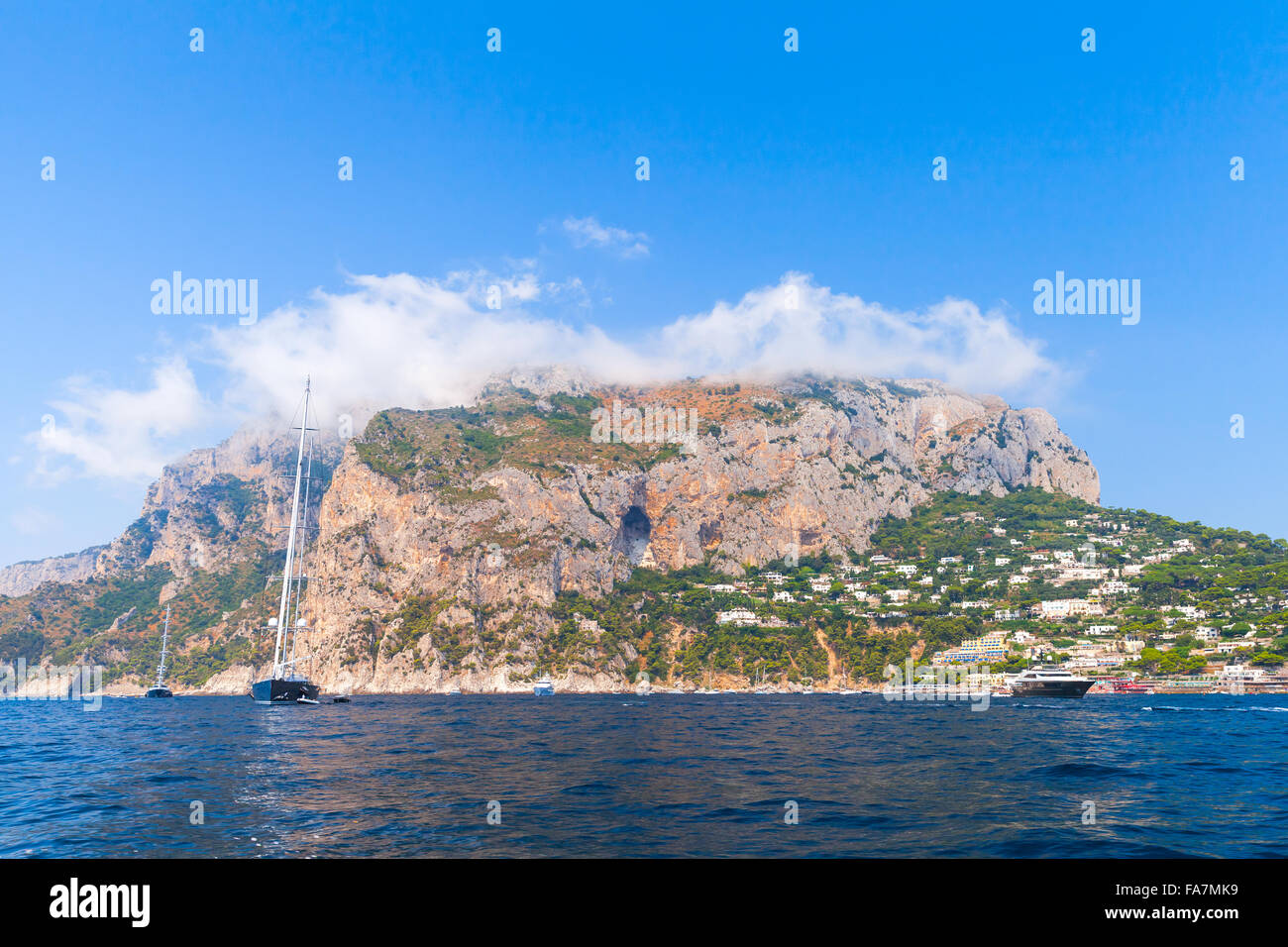 Küstenlandschaft mit Felsen der Insel Capri in der Nähe von Marina Piccola Strand. Mittelmeer, Italien Stockfoto