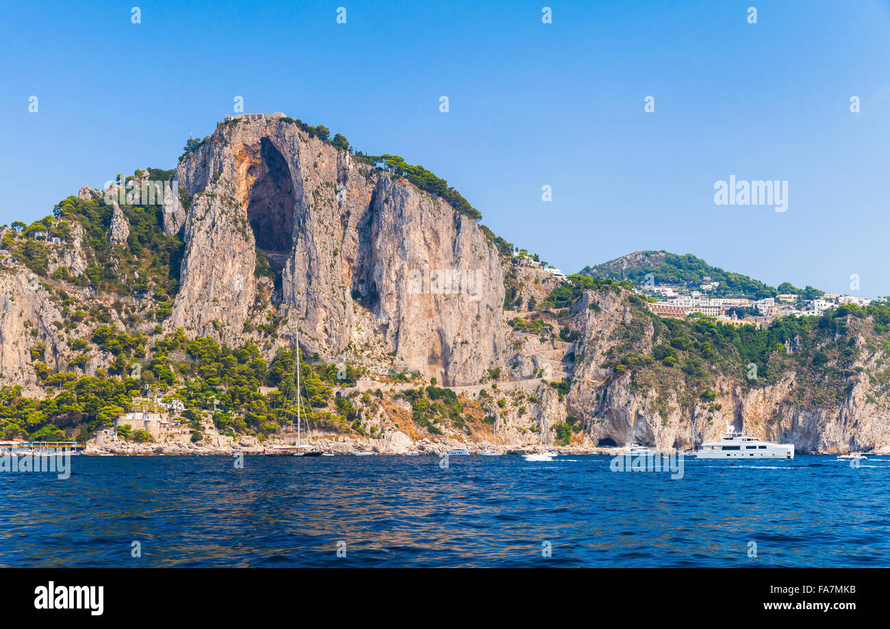 Küstenlandschaft, Felsen der Insel Capri in der Nähe von Marina Piccola Strand. Mittelmeer, Italien Stockfoto