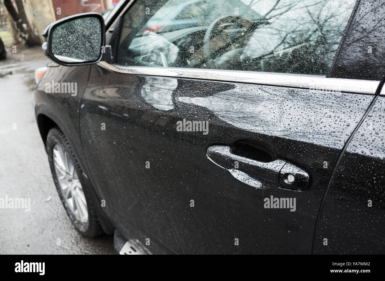 Nahaufnahme Foto des schwarz glänzenden Auto, Fahrertür. Tiefenschärfe und flachen DOF Stockfoto