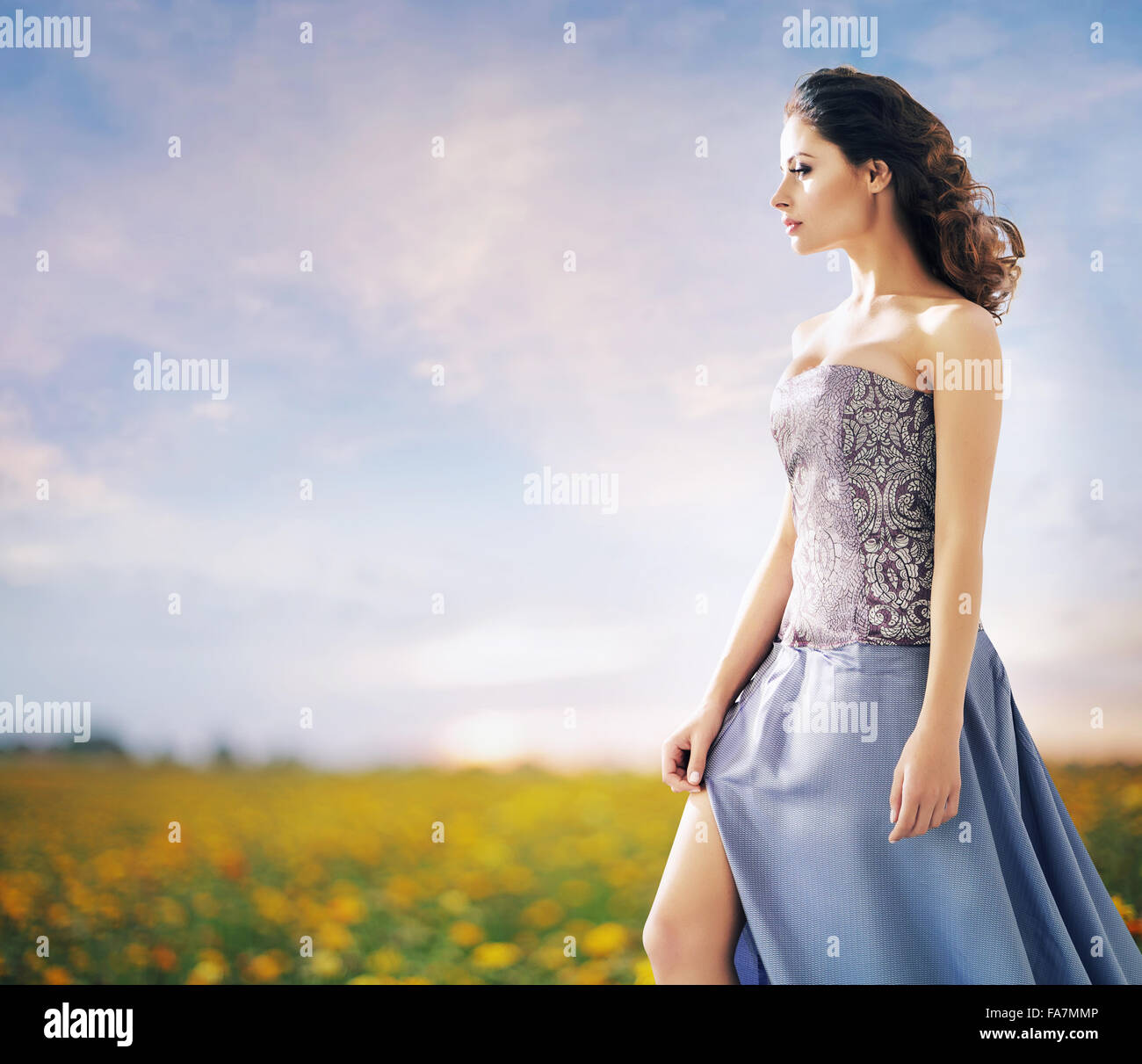 Hübsche Frau auf der Sommer-Weizenfeld Stockfoto