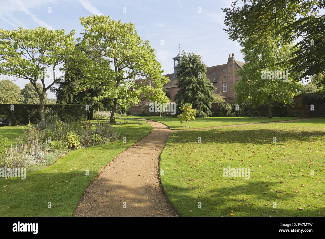 Frau Child Blumengarten in Osterley Park und Haus, Middlesex, im September mit den Ställen im Hintergrund zu sehen. Ein leidenschaftlicher Gärtner, Frau Sarah Child lebte am Osterley von 1763 bis 1793 und war maßgeblich an der Schaffung dieses Gartens. Heute werden die Blume Stockfoto