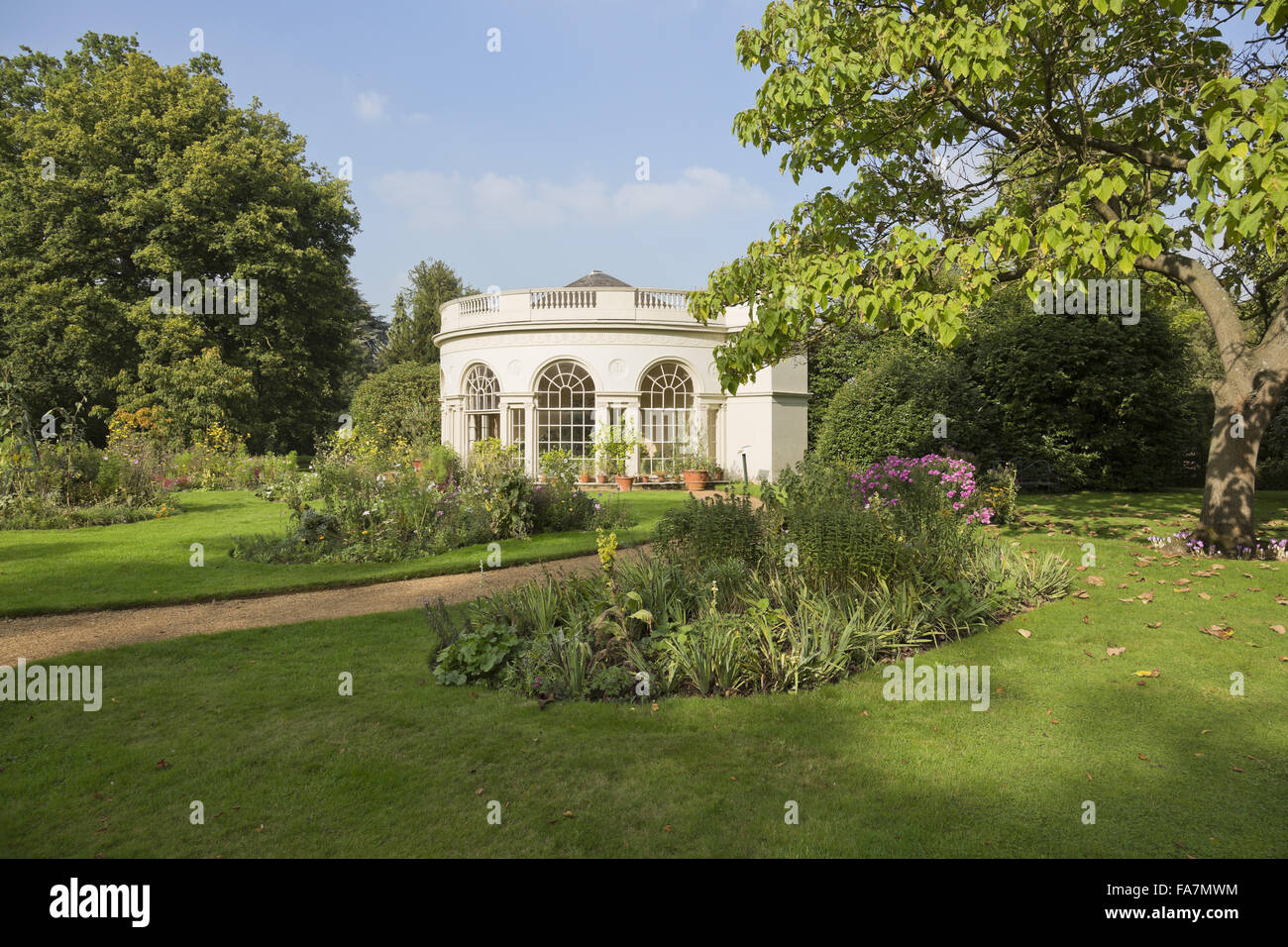 Die halbrunde Gartenhaus Osterley Park und Haus, Middlesex, im September. 1780 erbaut, wurde das Gartenhaus von Robert Adam als Gewächshaus entworfen. Es dient noch heute zarte Pflanzen wie Orangen-und Zitronenbäumen anzeigen. Stockfoto