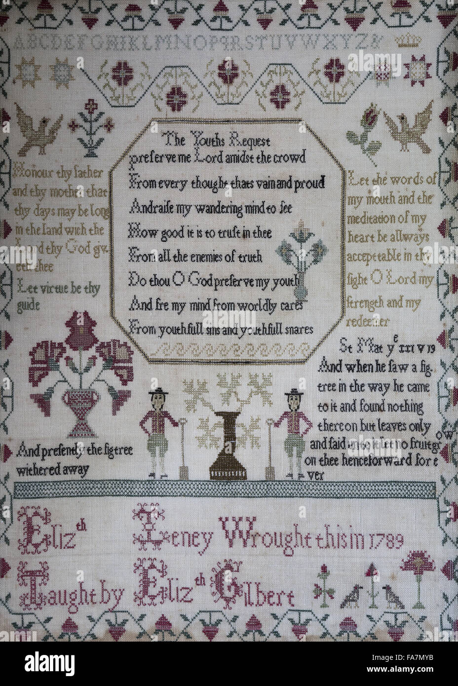Handarbeiten-Sampler aus dem Jahre 1789, Tintagel Old Post Office, Tintagel, Cornwall. Der Sampler wurde von Elizabeth Leney gearbeitet und verfügt über ein Alphabet, Blumen und Vogelmotiven und ein Gedicht mit dem Titel "The Jugendliche anfordern". Stockfoto