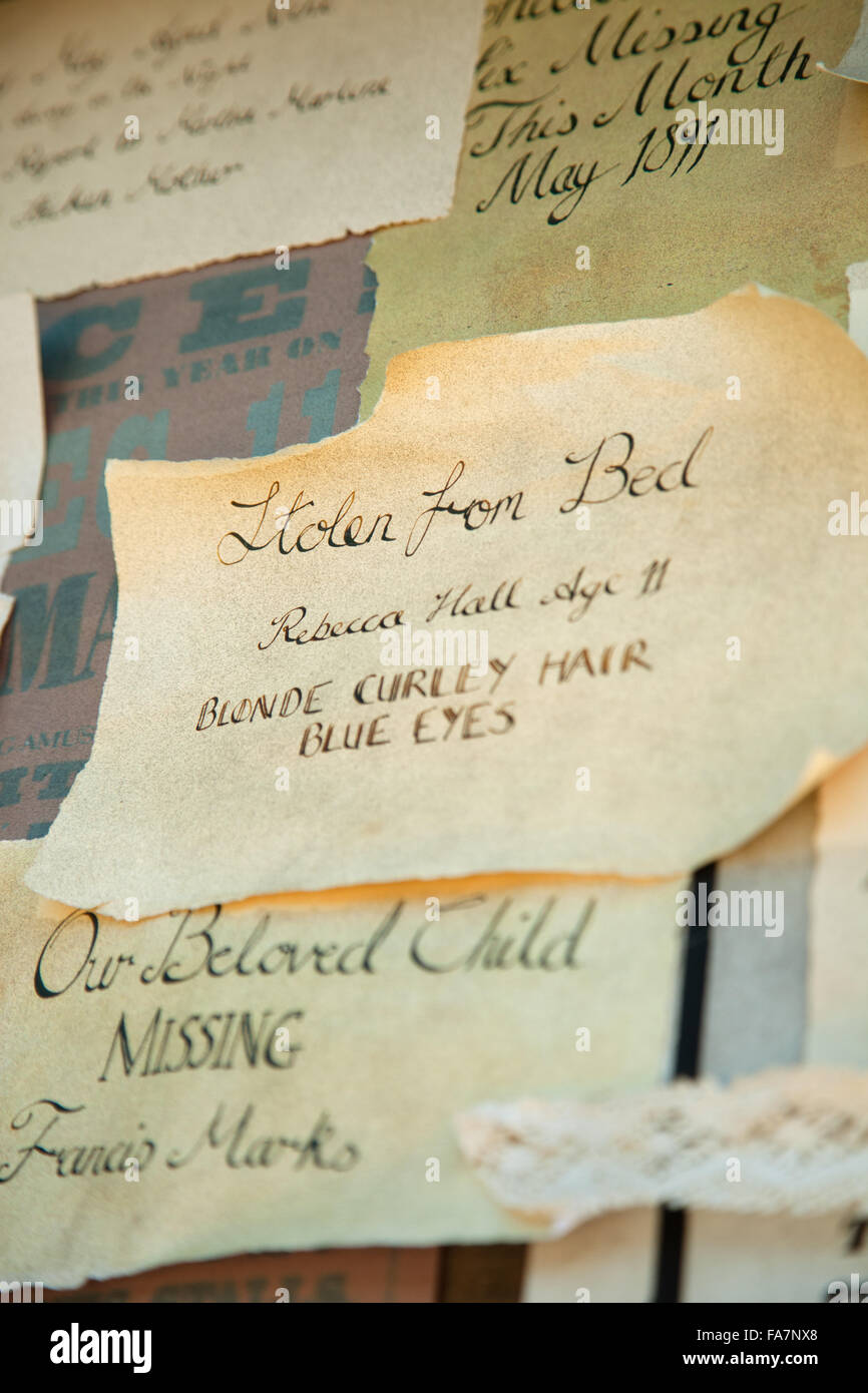 "Fehlende Kind" Hinweise auf ein schwarzes Brett, Teil der Reihe während der Dreharbeiten von "Mariah Mundi und der Midas-Box" St Michaels Mount, Cornwall. Stockfoto