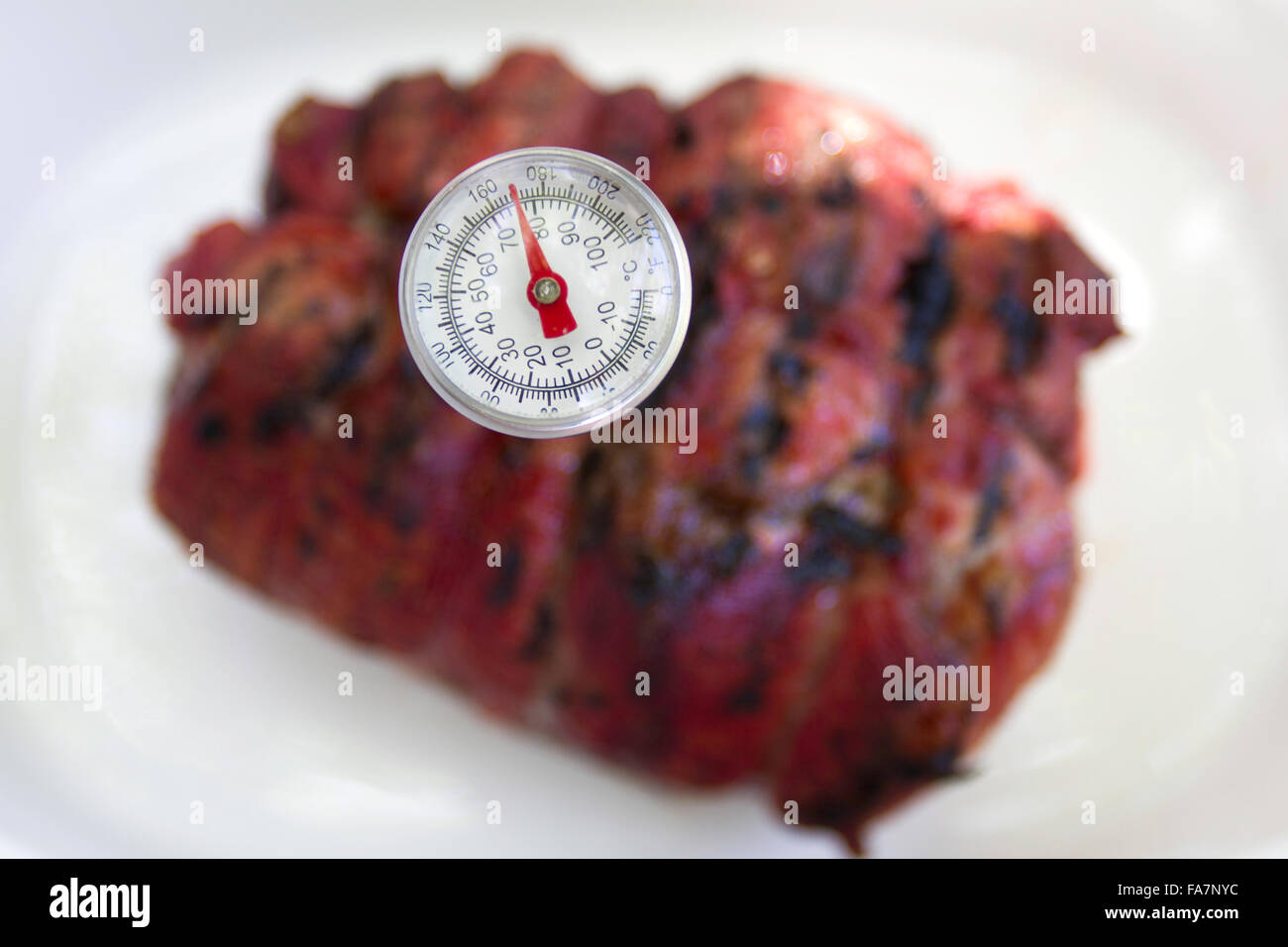 Thermometer zeigt Rindfleisch gut gemacht Stockfoto