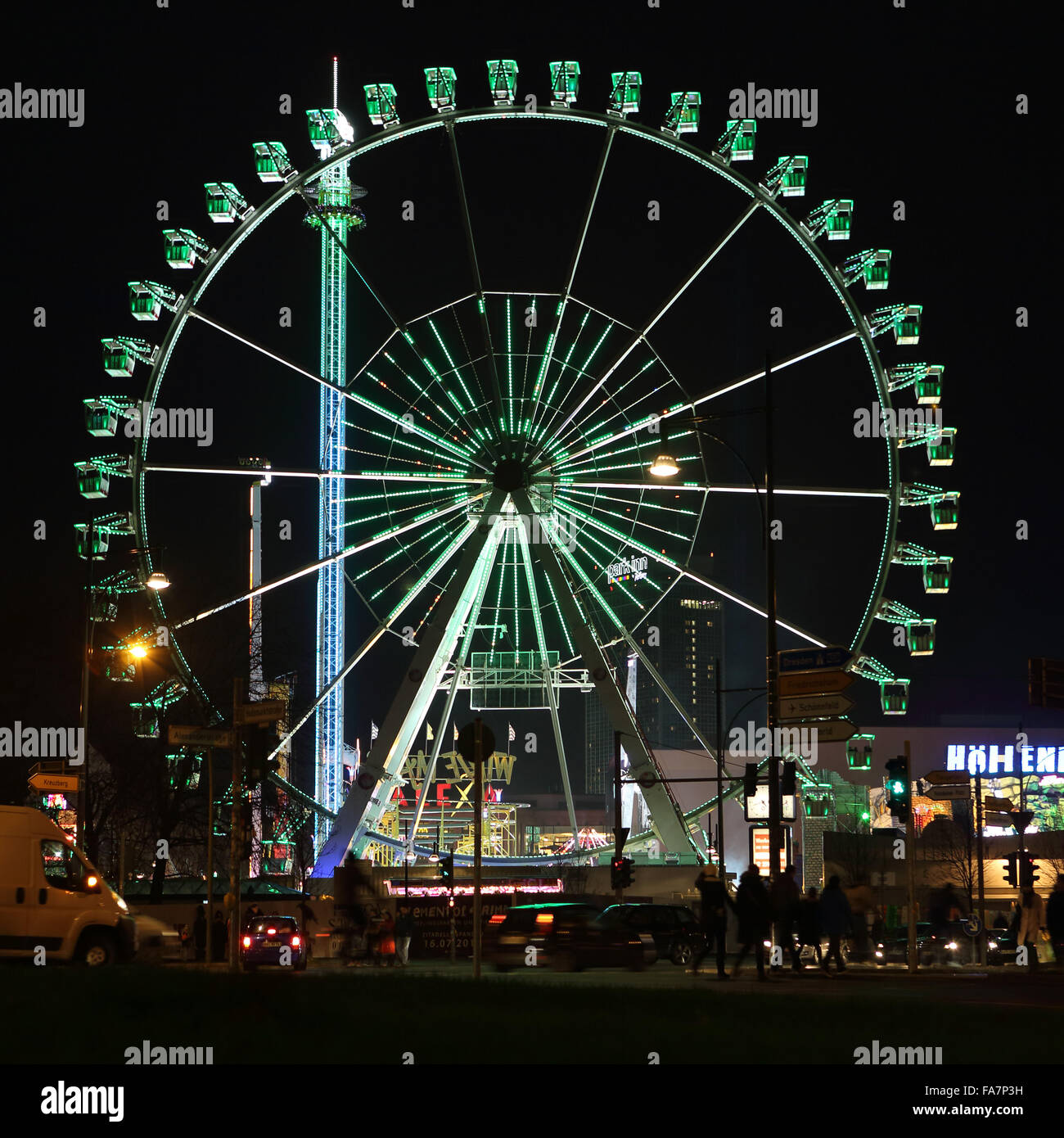 Das Riesenrad auf dem Alexanderplatz Weihnachtsmarkt in Berlin 