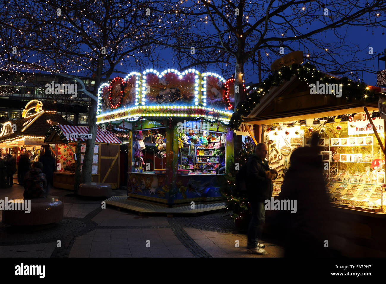Stände auf der Stadt-Weihnachtsmarkt bin Gedachtniskirche Weihnachtsmarkt am Ku'damm in Berlin, Deutschland. Stockfoto