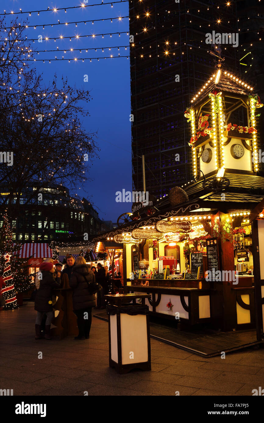 Zum Alten Turm, ein Essen und trinken Stand auf der Stadt-Weihnachtsmarkt bin Gedachtniskirche Weihnachtsmarkt am Ku'damm in Berlin. Stockfoto