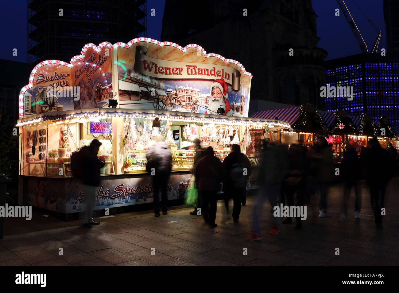 Ein Süßigkeiten und Nüssen Stand auf dem Weihnachtsmarkt der Stadt bin Gedachtniskirche Weihnachtsmarkt am Ku'damm in Berlin, Deutschland. Stockfoto