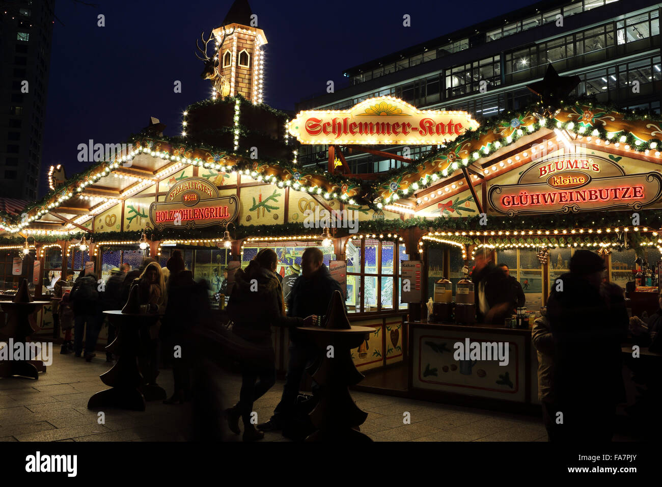 Essen und trinken Stände auf der Stadt-Weihnachtsmarkt bin Gedachtniskirche Weihnachtsmarkt am Ku'damm in Berlin, Deutschland. Stockfoto