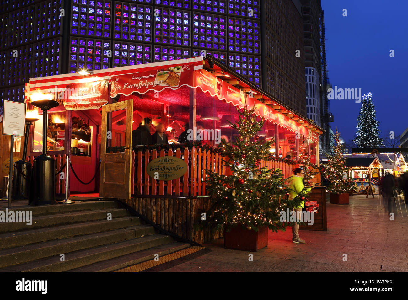 Ein überdachten Essen und trinken Stand auf der Stadt-Weihnachtsmarkt bin Gedachtniskirche Weihnachtsmarkt am Ku'damm in Berlin, Deutschland. Stockfoto