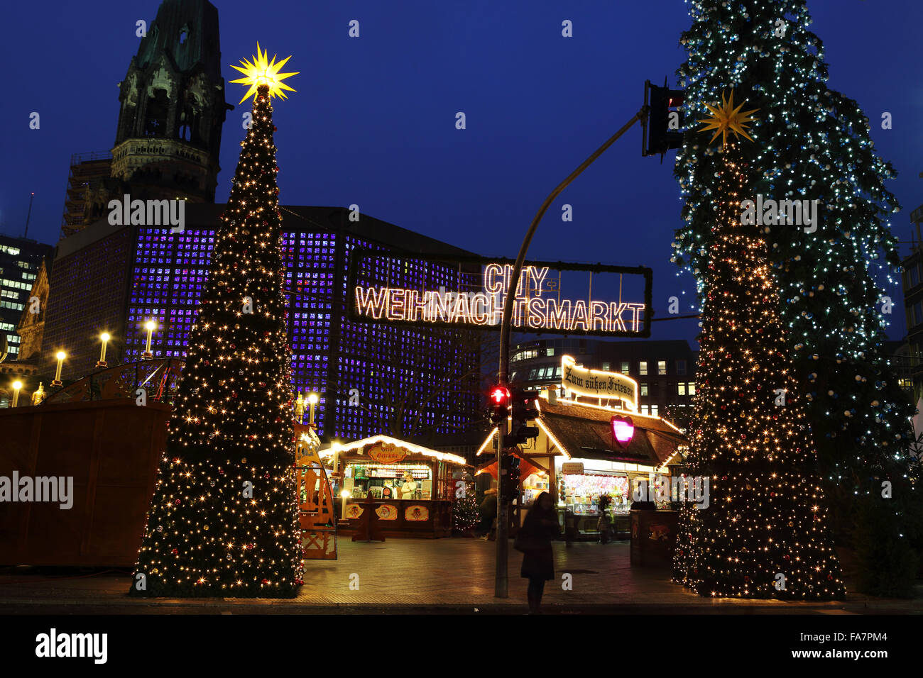Der Stadt-Weihnachtsmarkt bin Gedachtniskirche Weihnachtsmarkt am Ku'damm in Berlin, Deutschland. Stockfoto