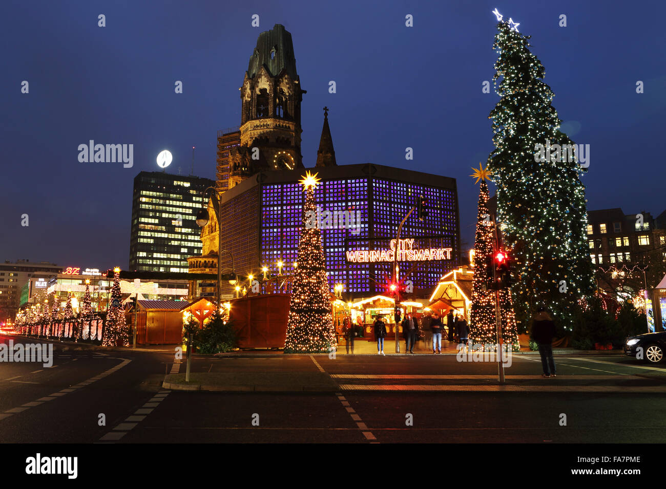 Der Stadt-Weihnachtsmarkt bin Gedachtniskirche Weihnachtsmarkt am Ku'damm in Berlin, Deutschland. Stockfoto