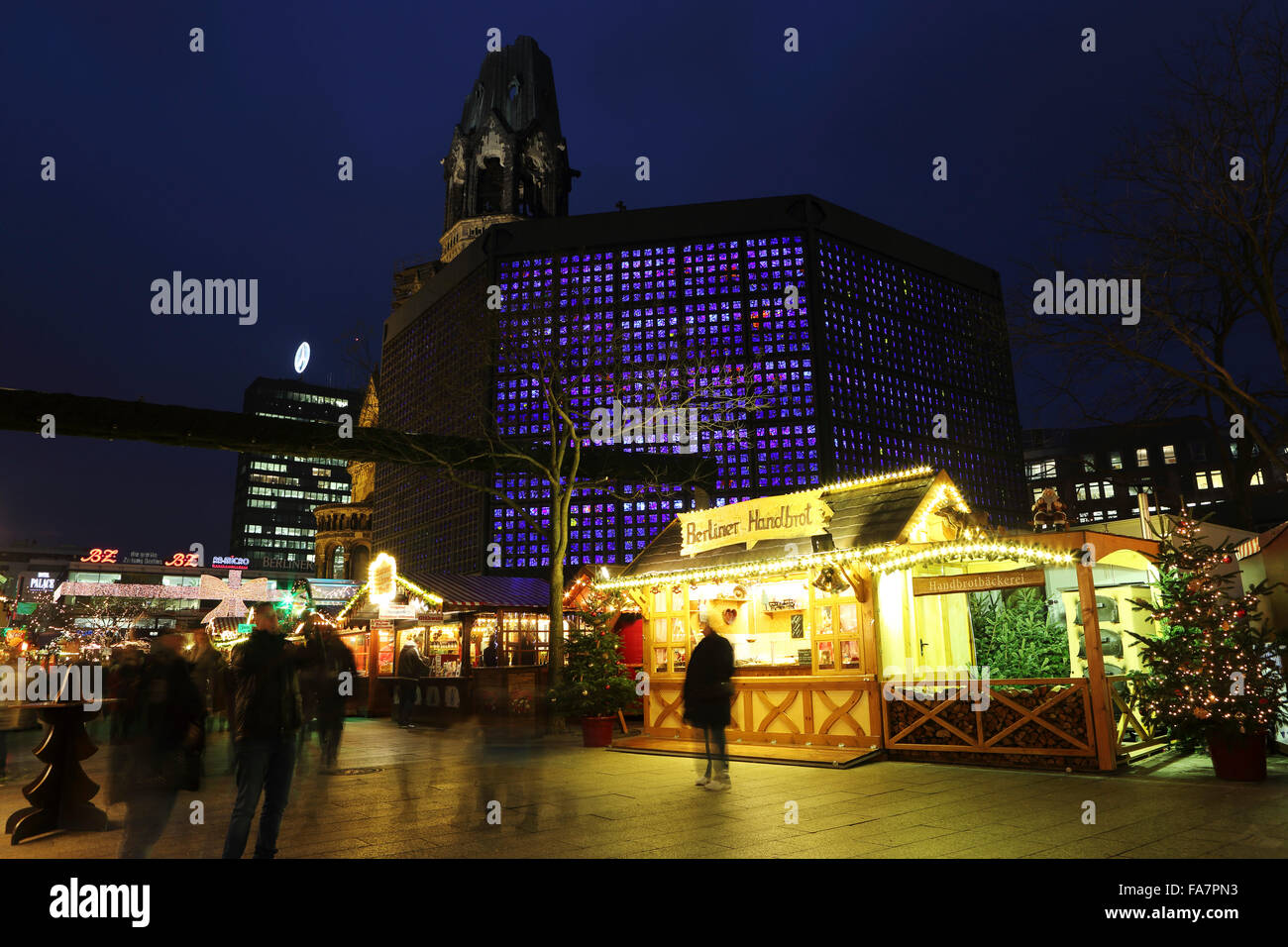 Stände auf der Stadt-Weihnachtsmarkt bin Gedachtniskirche Weihnachtsmarkt am Ku'damm in Berlin, Deutschland. Stockfoto