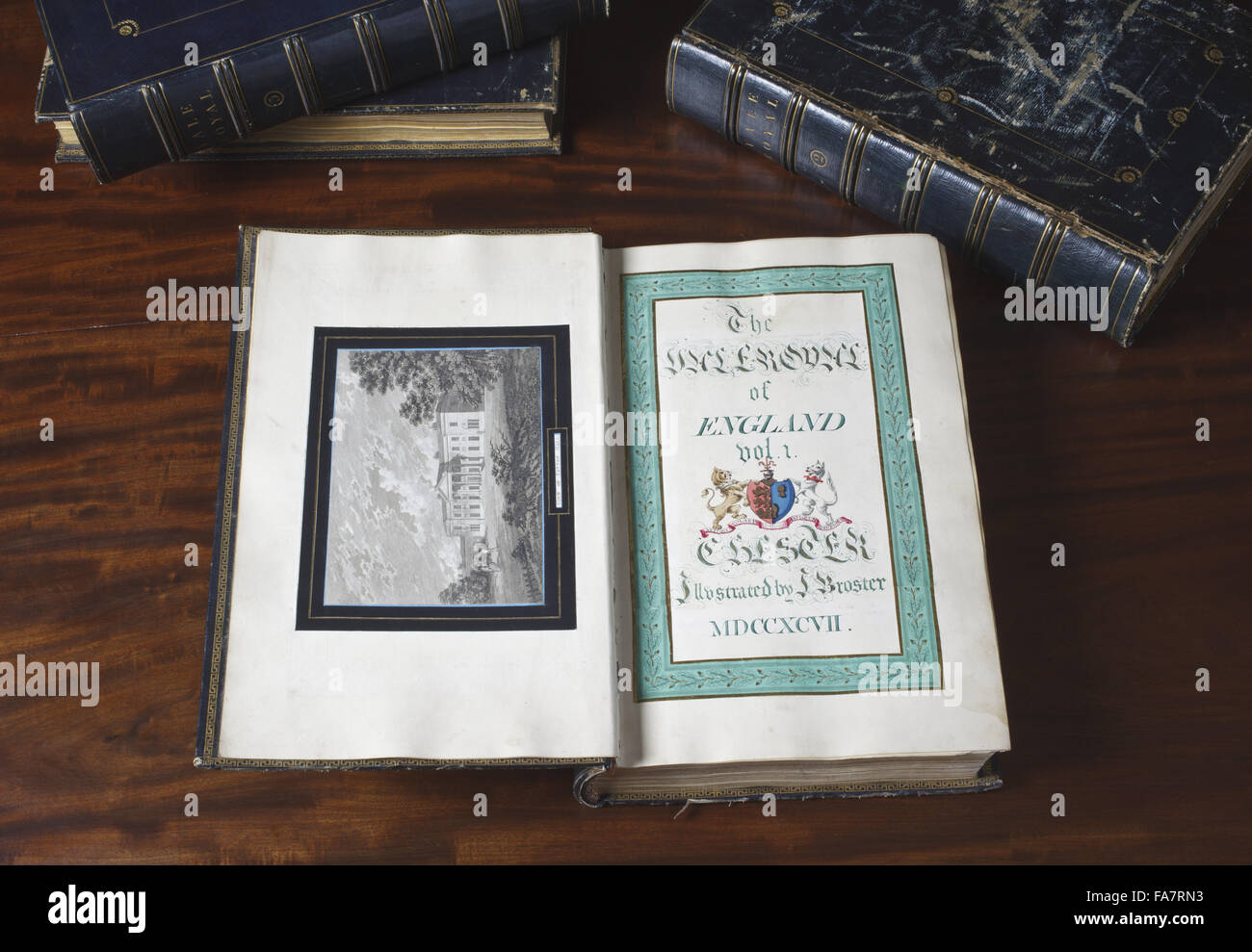 König "Vale Royal von Cheshire" (London: 1656), offen für eine gravierte Wappen Exlibris, Teil der Bibliothek an Tatton Park, Cheshire zeigen. Stockfoto