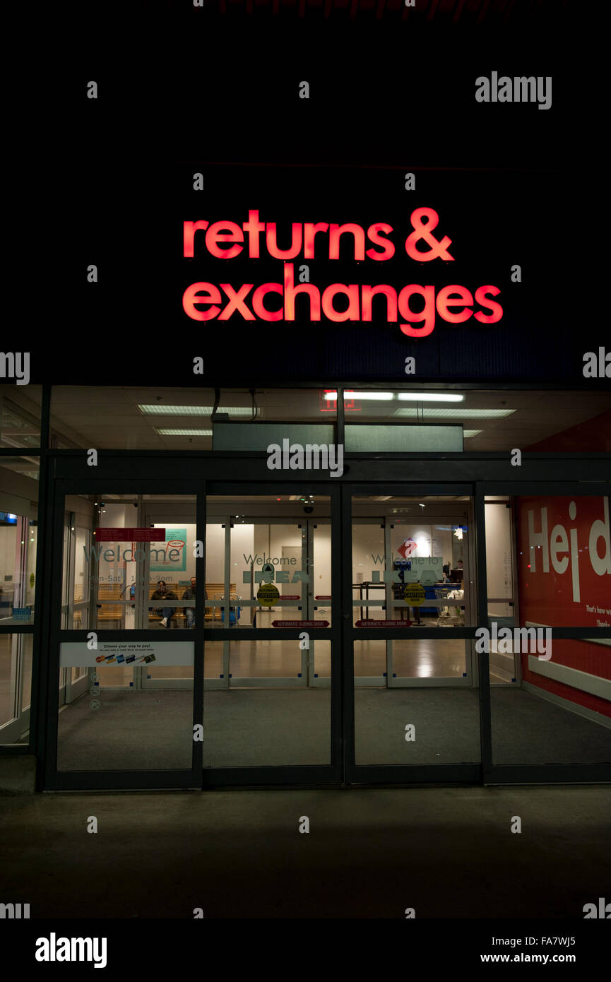 Ein roten beleuchteten Zeichen beim Händler für Rückgaben und Umtausch bei Nacht Stockfoto