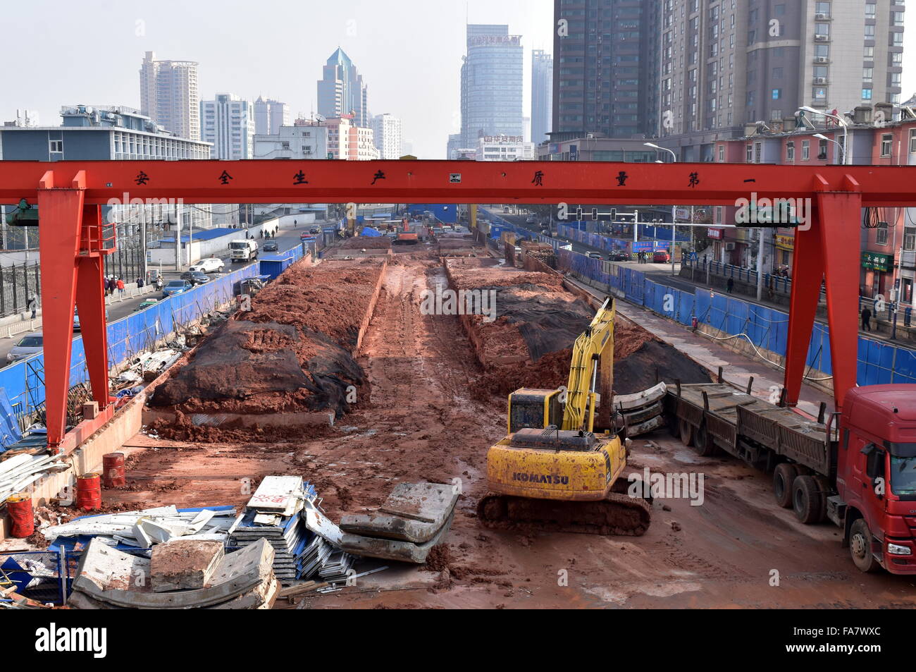 Graben im Stadtbild - Metro im Bau in Hefei, China Stockfoto