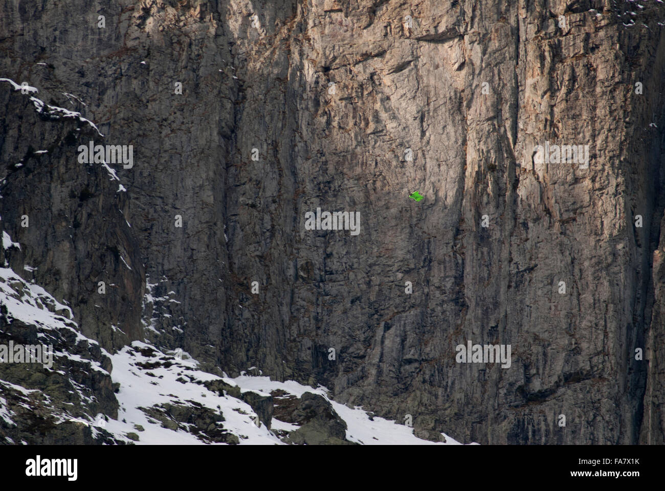 Wingsuit-Flyer gleiten vor senkrechten Teil des Brévent, Chamonix, Mt Blanc Stockfoto
