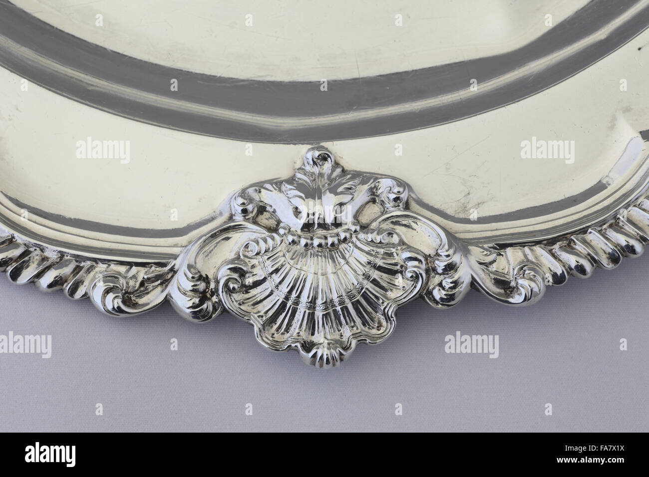 Shell-Detail auf einem Rundkurs in der zweiten Schale, Bestandteil der Silberkammer im Ickworth, Suffolk. National Trust Inventarnummer: 852121 Stockfoto