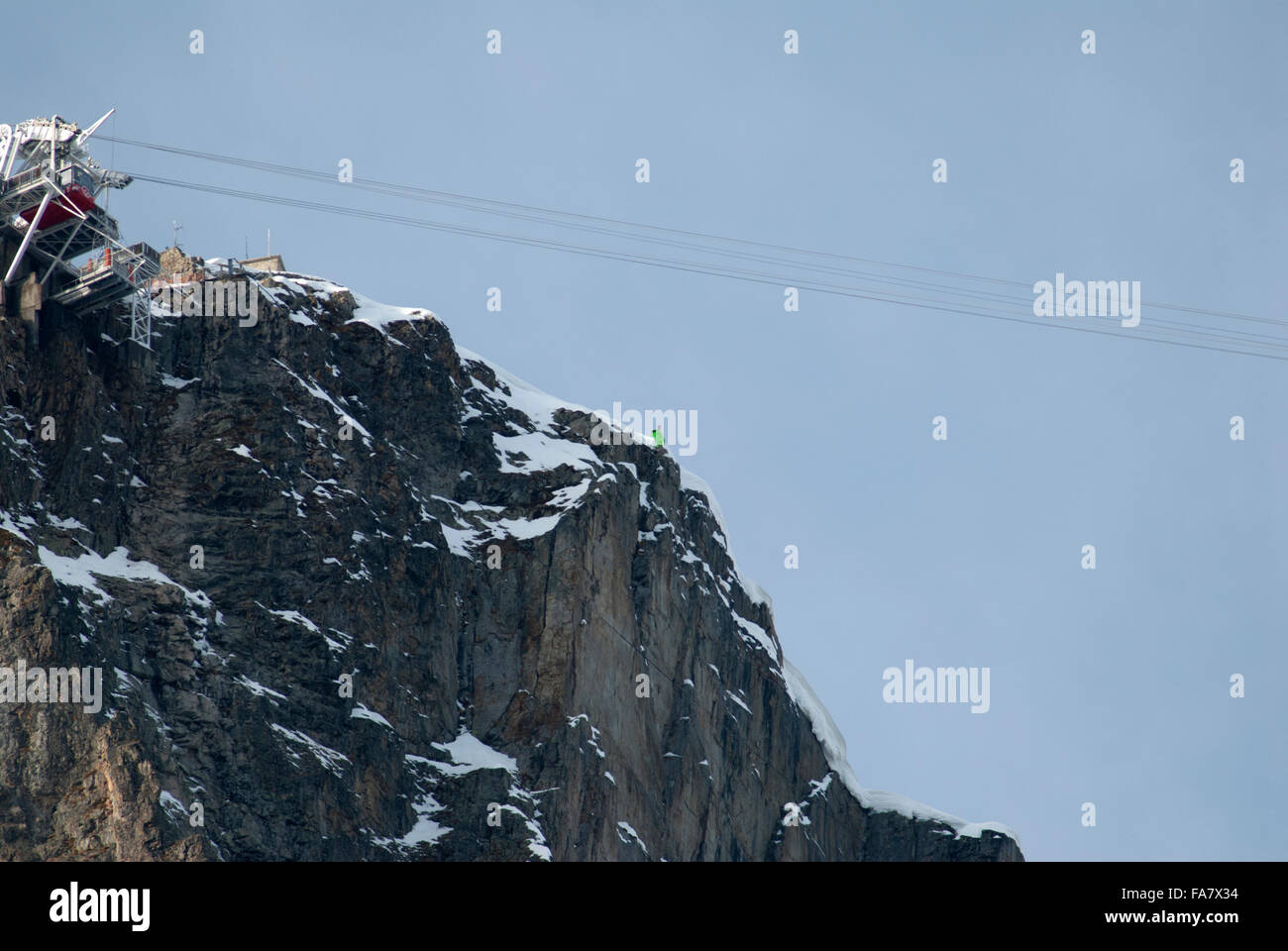 Wingsuit Flyer stehen am Rand Berg Vorbereitung auf starten Stockfoto