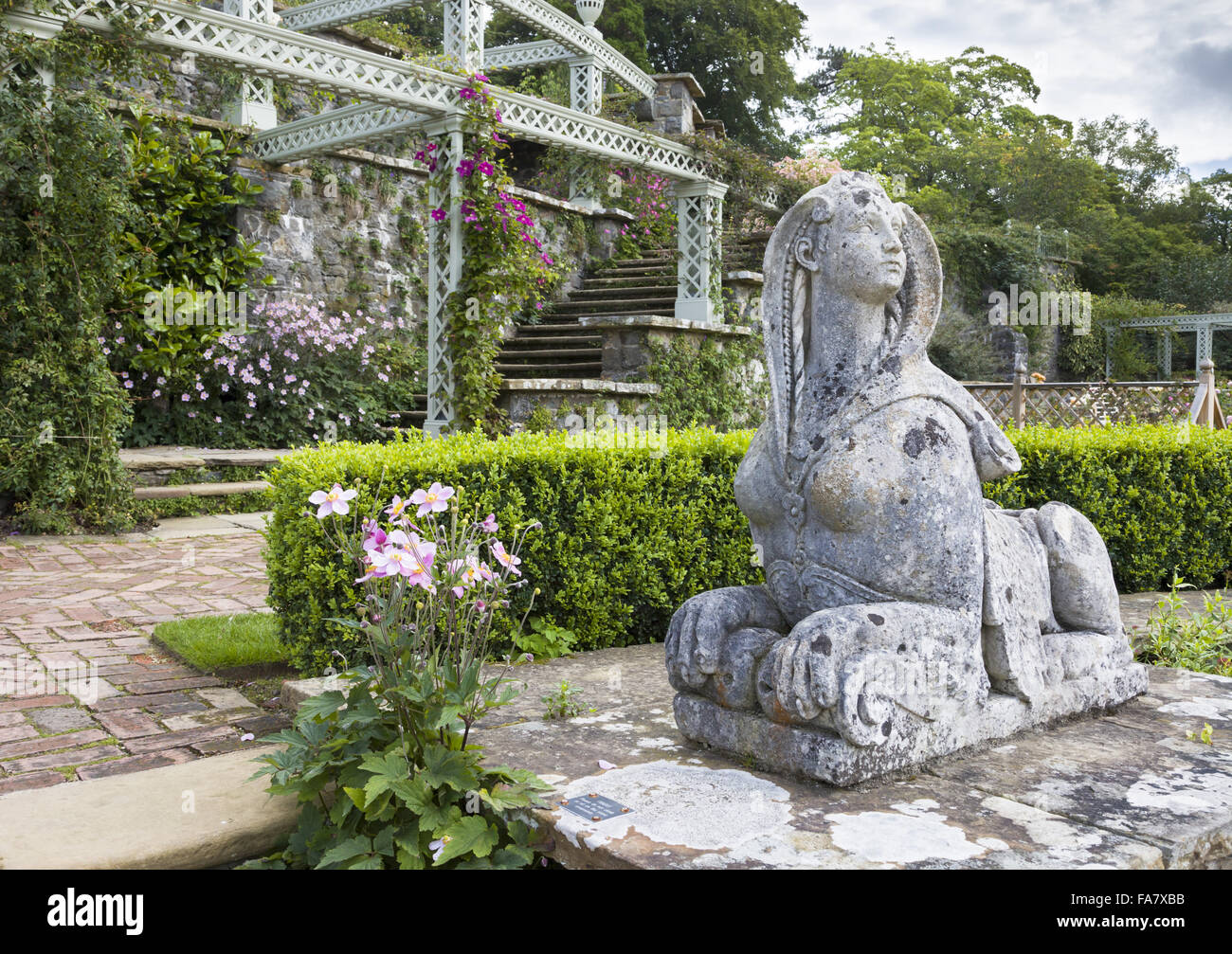 Die Statue einer Sphinx auf der Terrasse am Bodnant Garden, Conwy, Wales, im September. Stockfoto