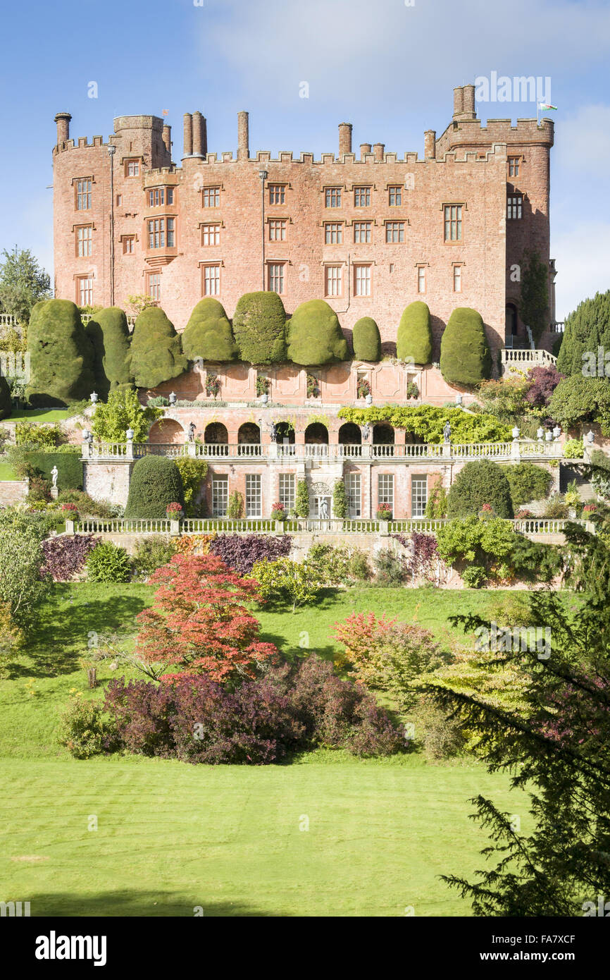 Erbaut im 13. Jahrhundert als Festung für walisischen Fürsten, Powis Castle, bietet Welshpool, jetzt herrliche Terrassengärten, errichtet im 17. Jahrhundert. Fotografiert im Oktober. Stockfoto