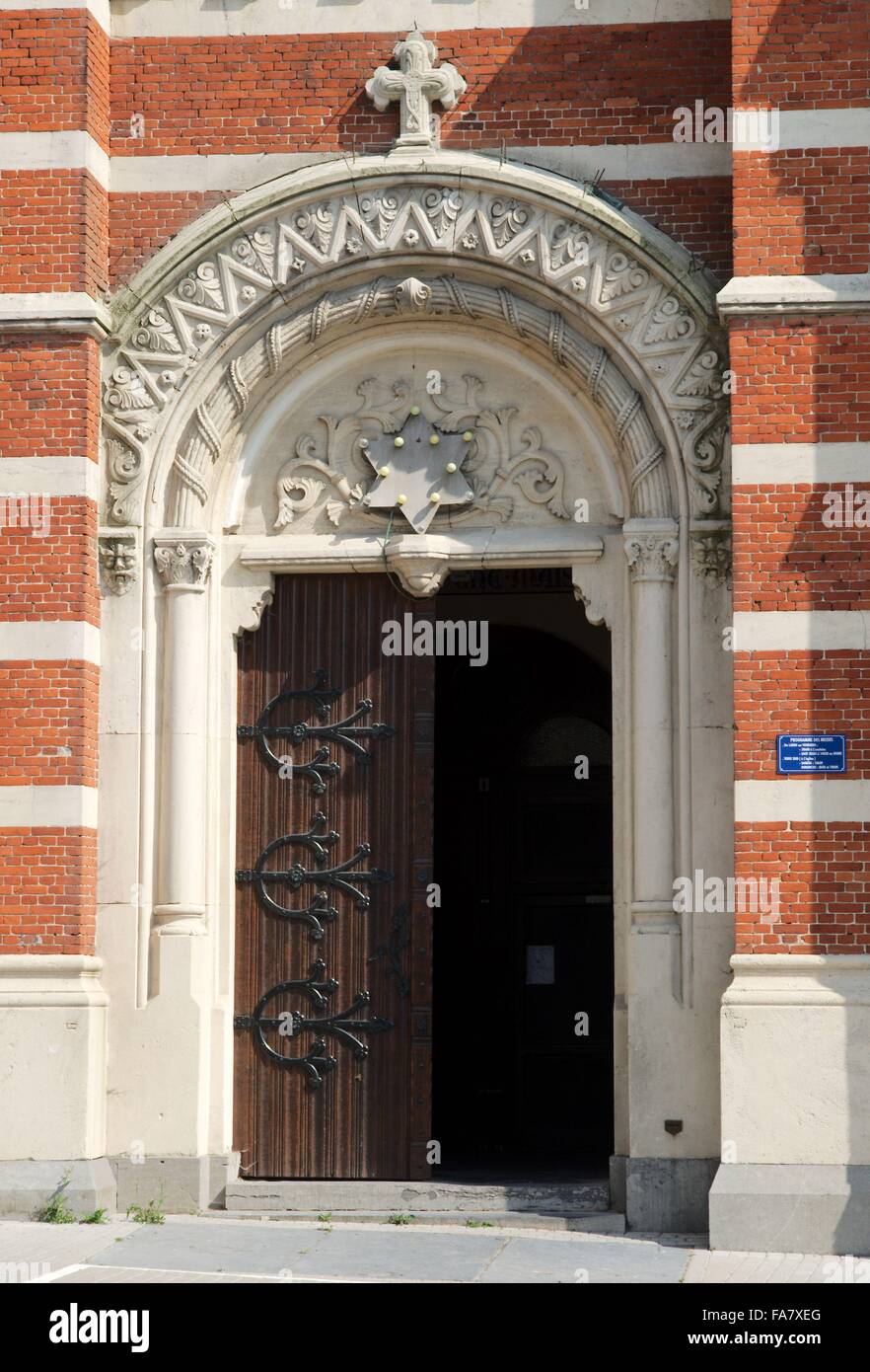 Kirche St. Gery, Rebecq, Belgien. des 19. Jahrhunderts. Eingangstür. Stockfoto