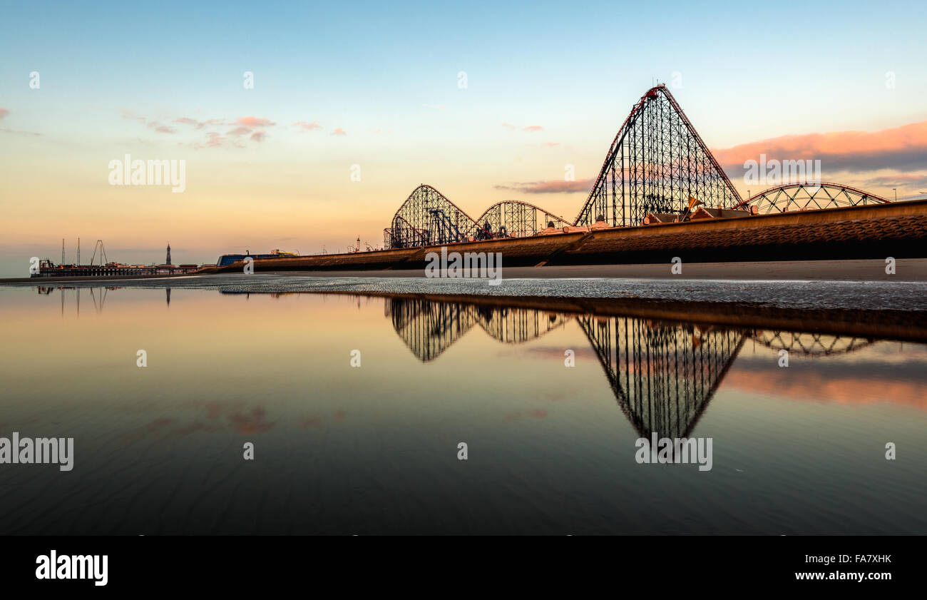 South Beach mit Blackpool Pleasure Beach & Achterbahn reflektieren, Pool von Wasser Stockfoto