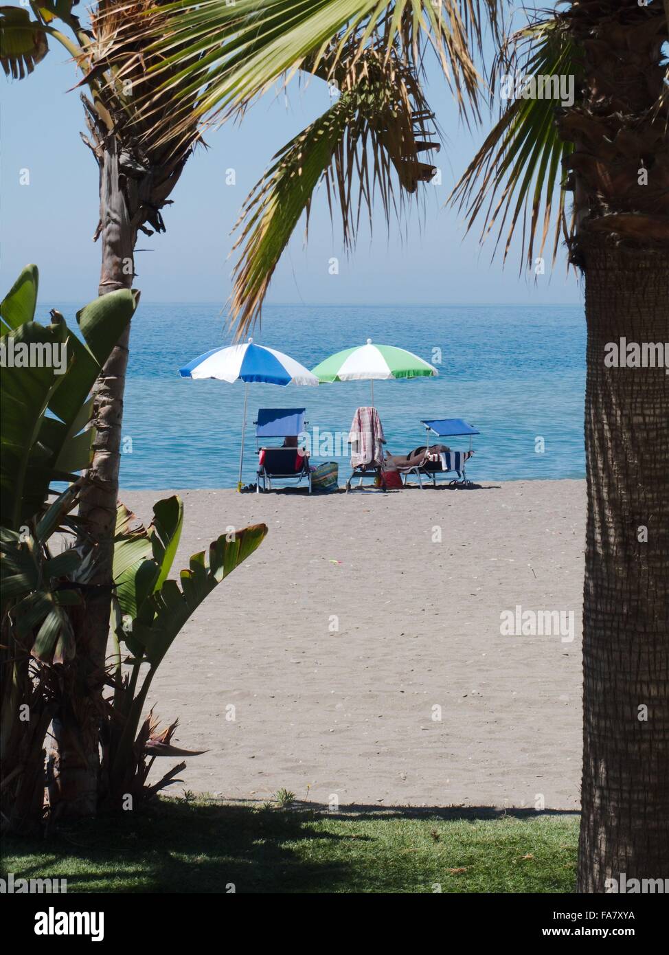 Ruhe am Strand unter Sonnenschirmen. Stockfoto