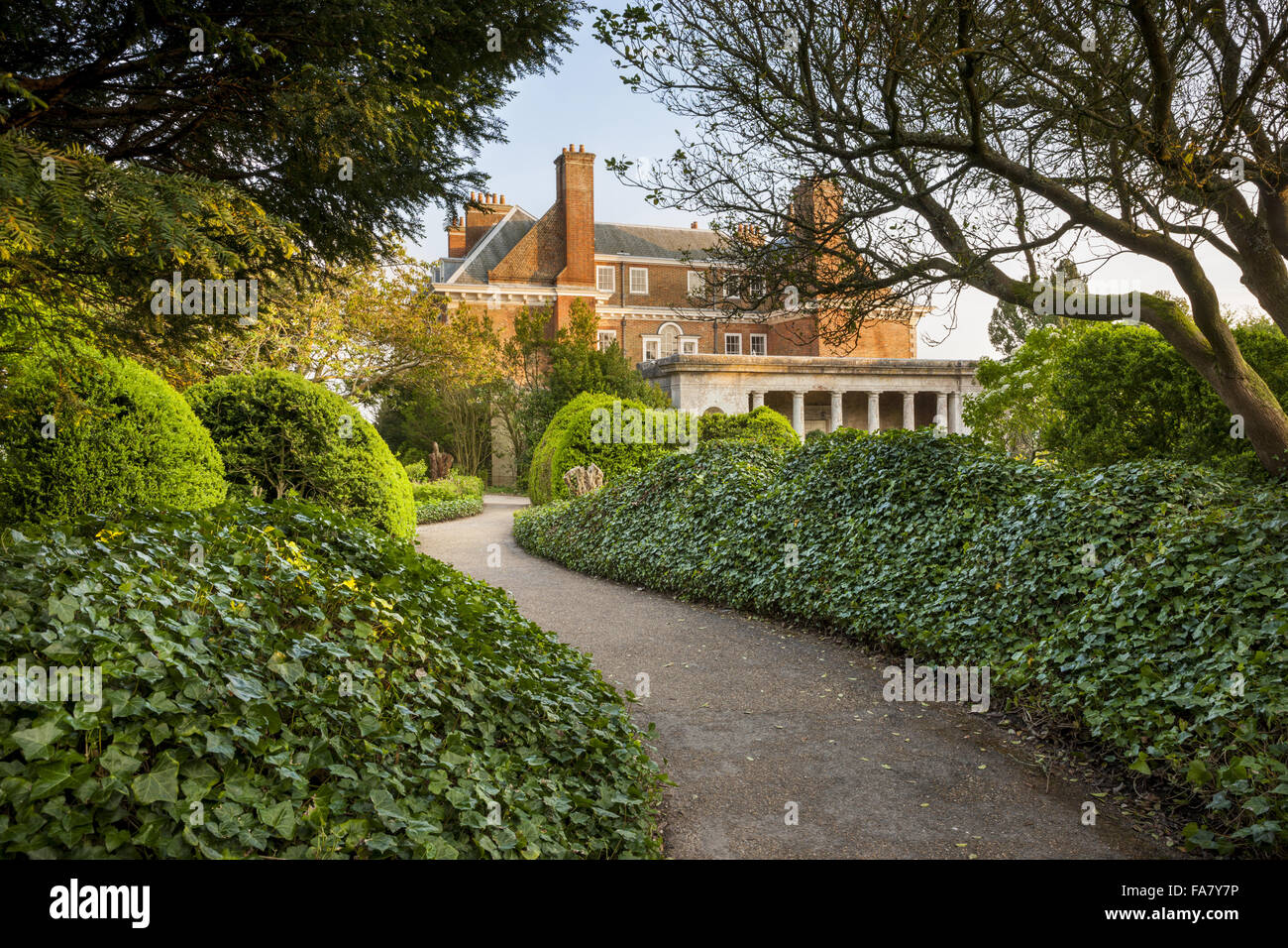 Nordfassade des Hauses mit geschwungenen Auffahrt am Uppark House and Garden, West Sussex. Stockfoto