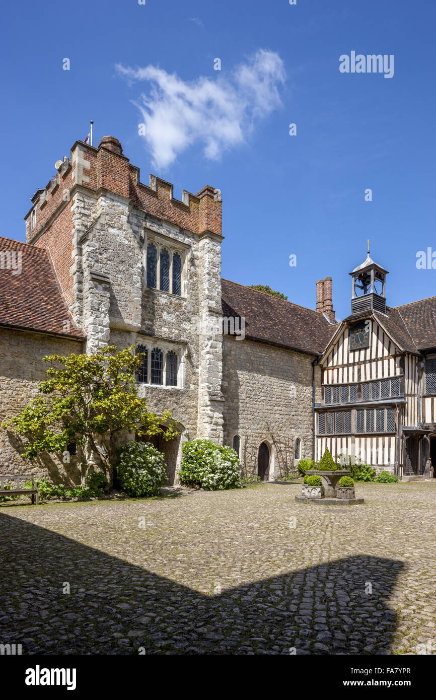 Der Turm vom Hof an Ightham Mote, Kent angesehen. Stockfoto