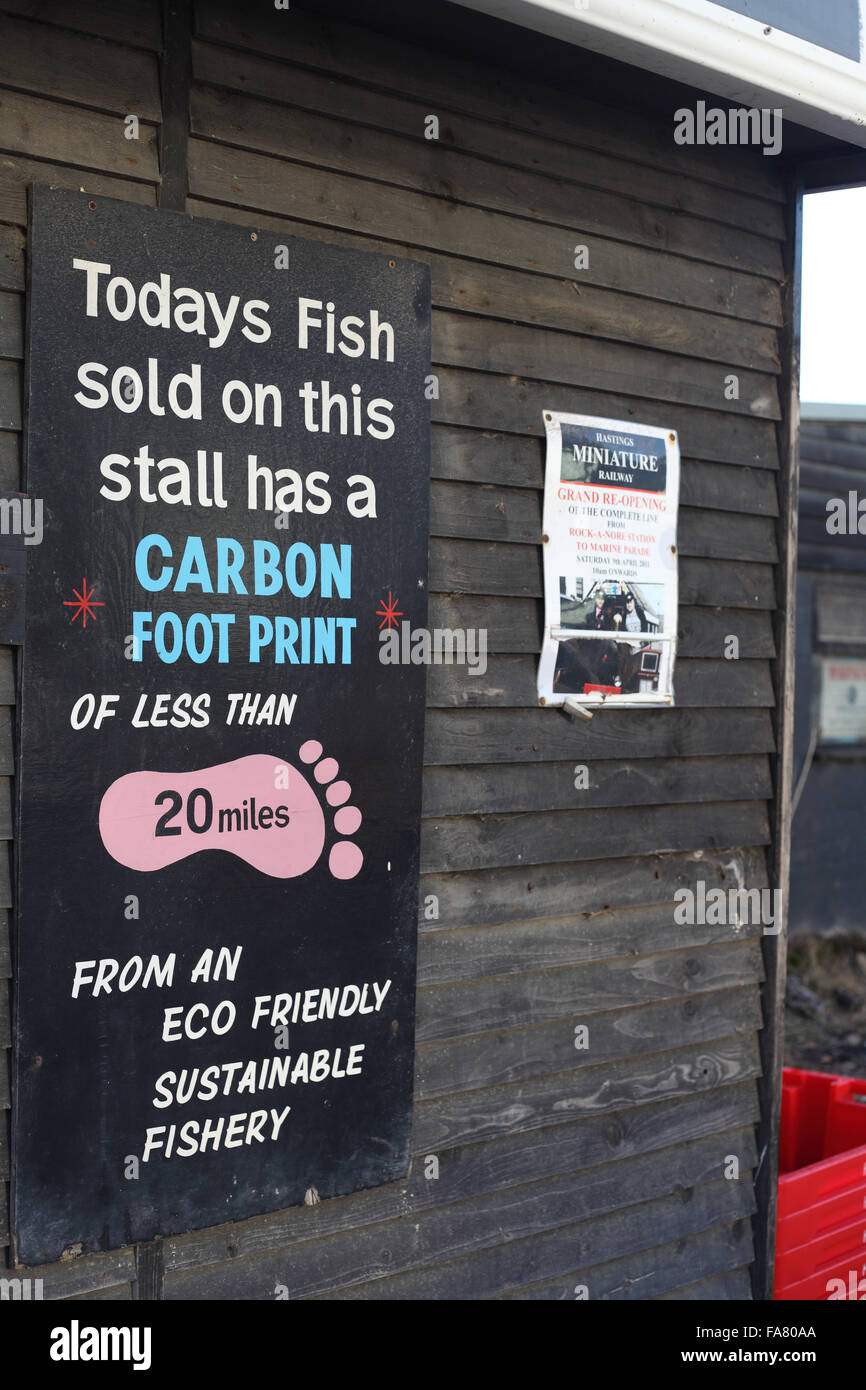 Eco freundliche Kohlenstoff Fußdruck Zeichen auf einer Fischerhütte auf dem Stade in Hastings, East Sussex, Großbritannien Stockfoto