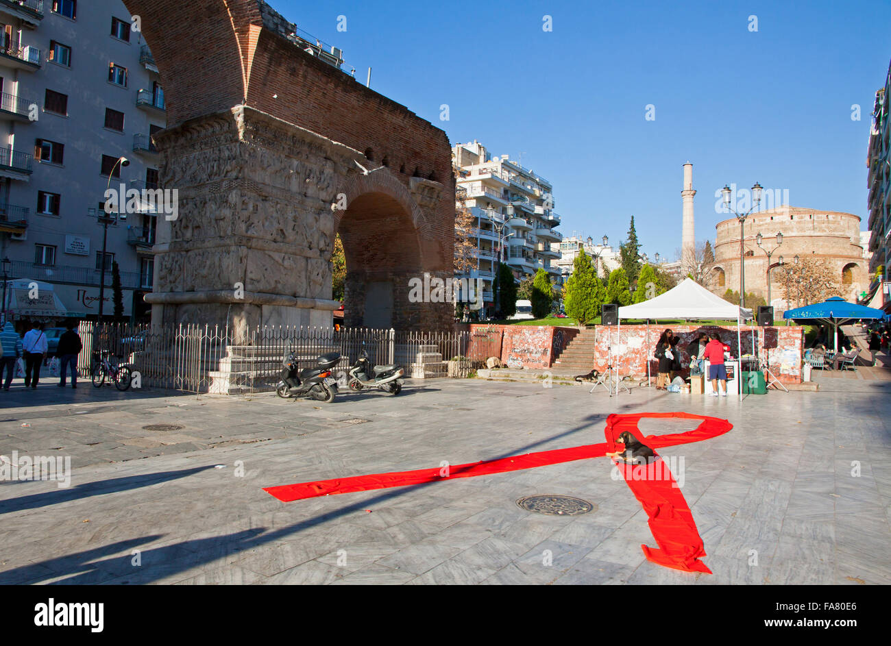 THESSALONIKI, Griechenland - Dezember 1,2012: Welt-AIDS-Tag auf den Straßen der Stadt Thessaloniki. Dieser Tag widmet sich das Bewusstsein für die AIDS-Pandemie und diejenigen, die an der Krankheit gestorben Trauer Stockfoto