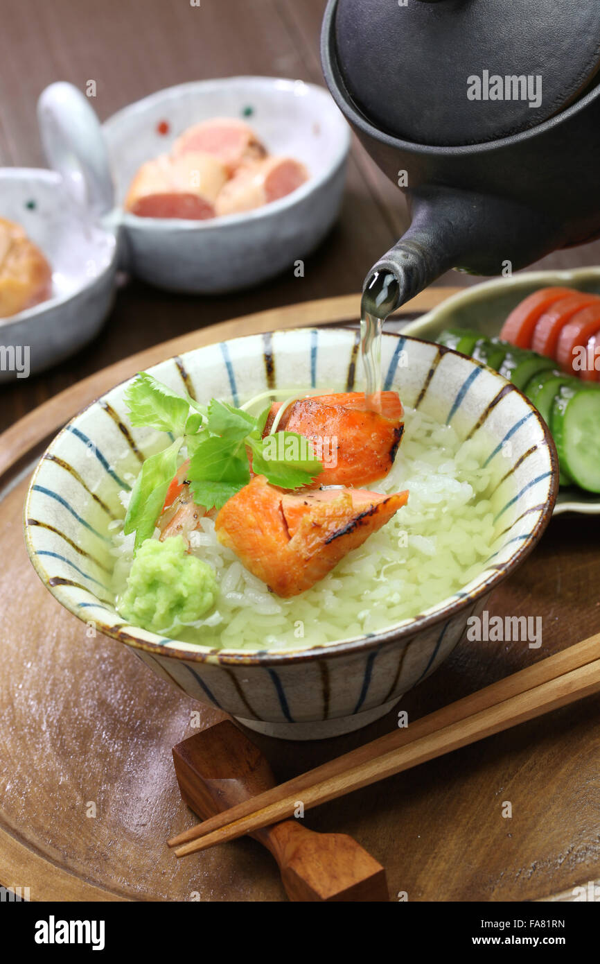 Ochazuke ist eine einfache japanische leichte Mahlzeit gemacht durch strömenden grüner Tee über gekochten rice.the Beläge sind Lachs, tarako(pollock roe) Stockfoto