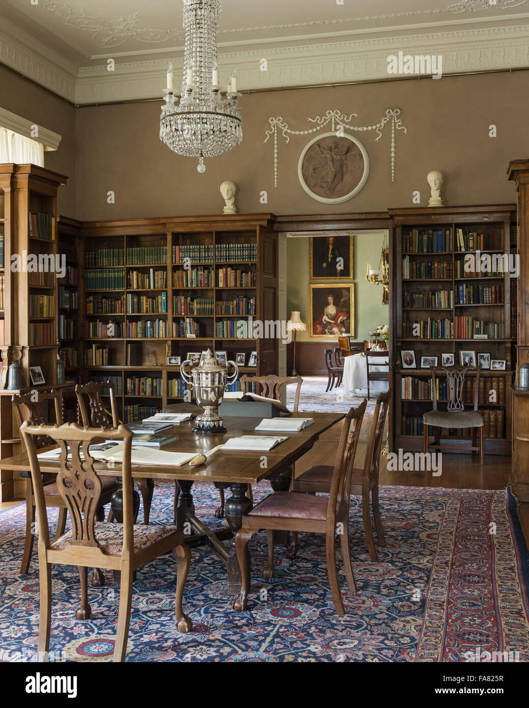 Die Bibliothek am Killerton, Devon. Dieses Zimmer wurde in der Bibliothek während der Edwardian Ära geworden. Stockfoto