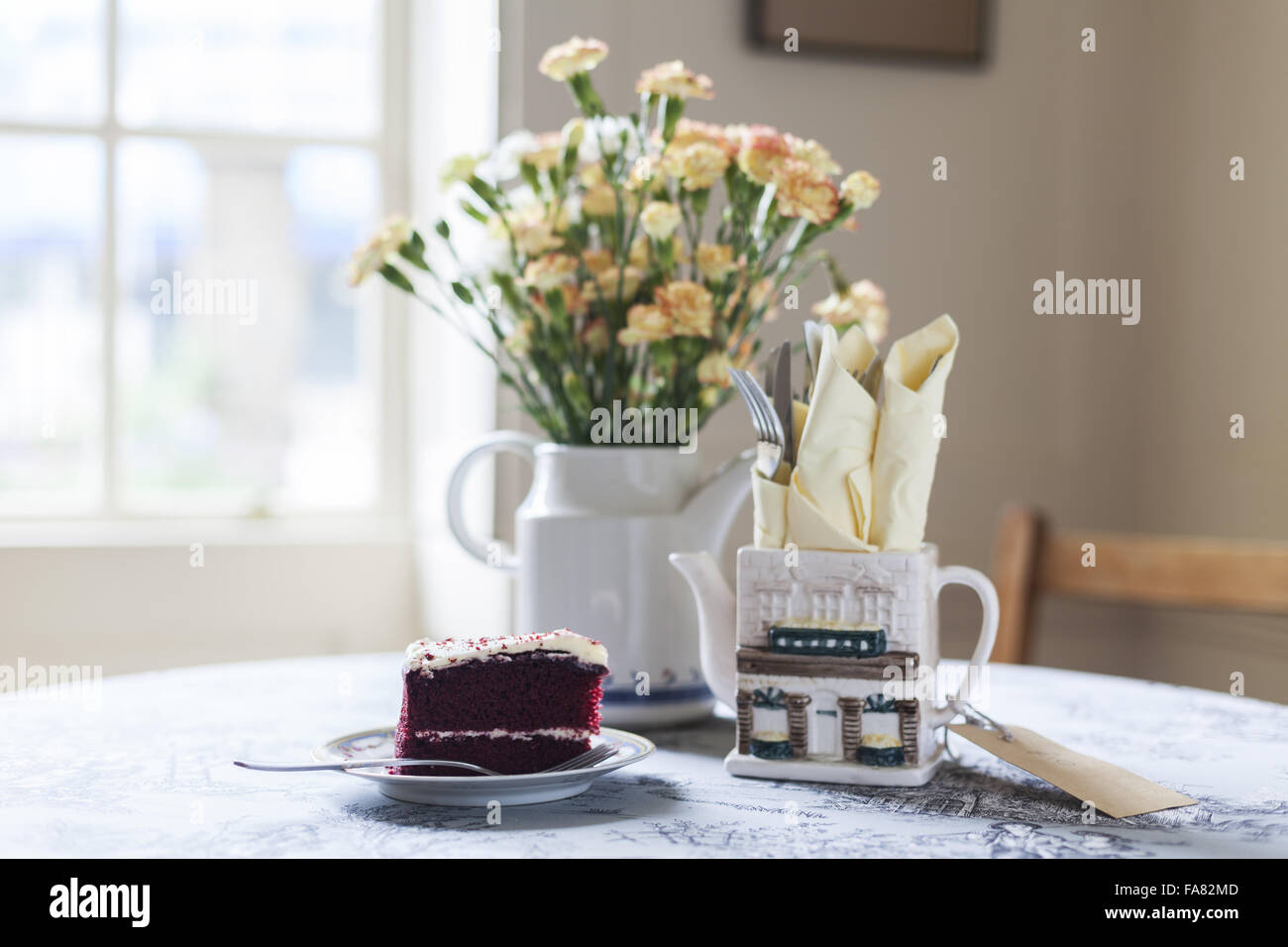 Vintage Teekannen und einem Stück Kuchen im georgischen Stil Teestube in Sutton House und Breakers Yard, Hackney, London. Stockfoto