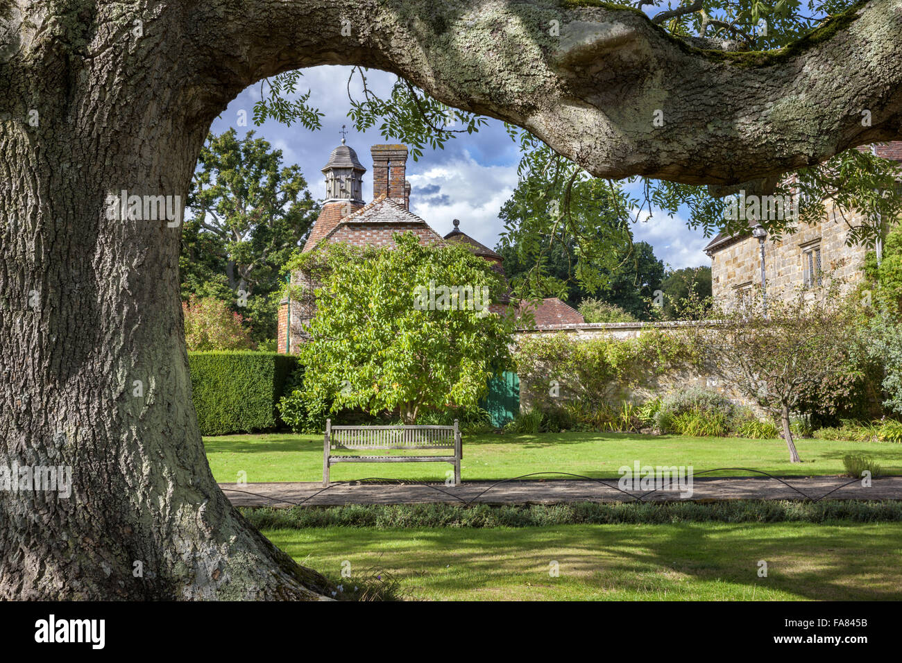 Der Garten mit dem Oast House im Hintergrund, Bateman, East Sussex. Batemans war die Heimat des Schriftstellers Rudyard Kipling von 1902 bis 1936. Stockfoto