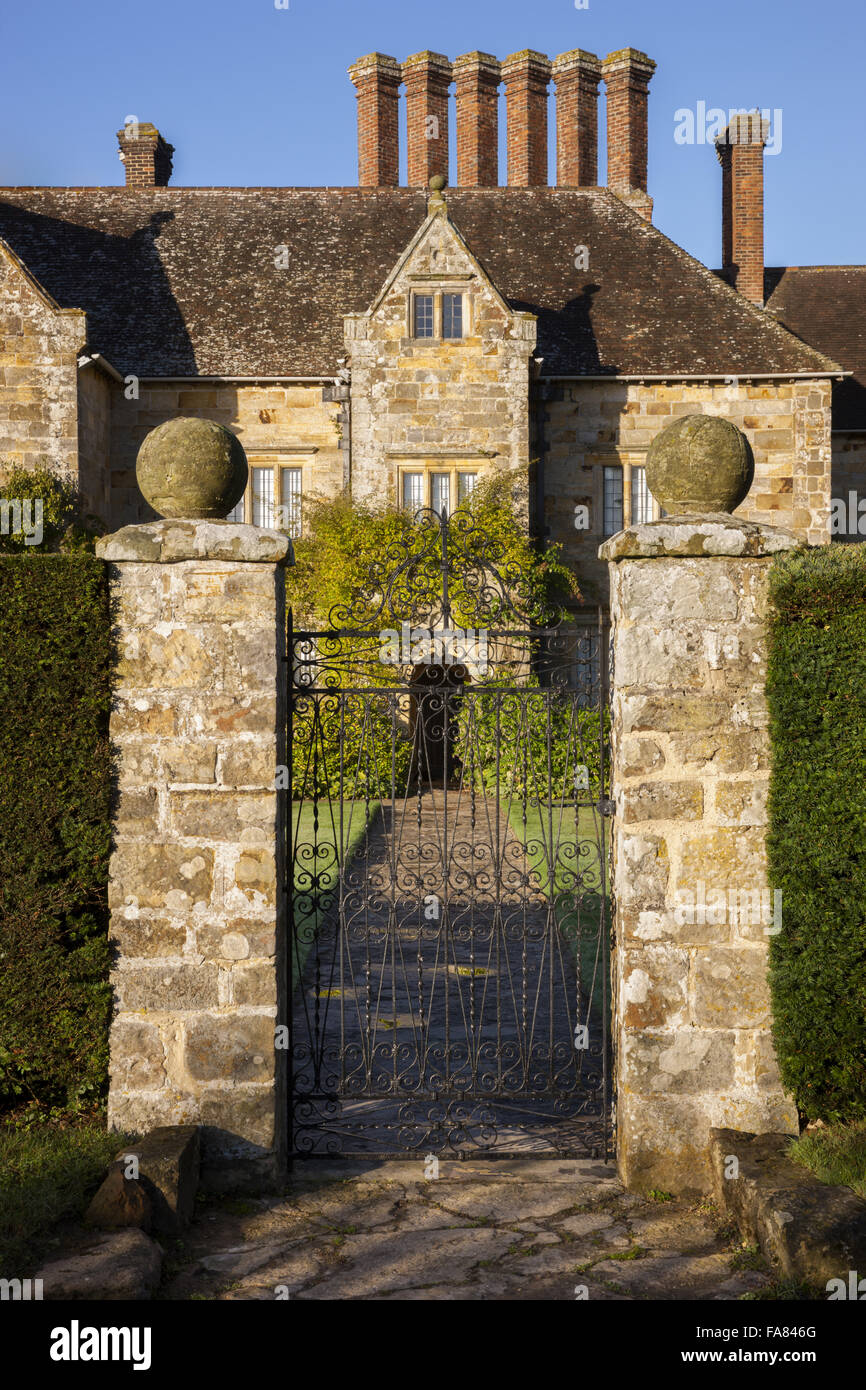 Die Ostfassade Bateman, East Sussex, dargestellt durch das Gartentor. Batemans war die Heimat des Schriftstellers Rudyard Kipling von 1902 bis 1936. Stockfoto