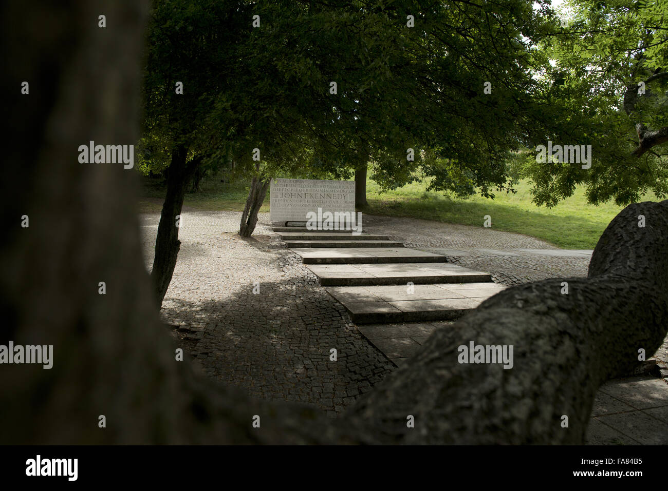 Stufen zum Kennedy Memorial, Runnymede, Surrey. Dieses Denkmal für die ermordeten US-Präsidenten John F Kennedy (1917-1963) wurde von Sir Geoffrey Jellicoe entworfen. Die Worte auf die sieben Tonnen schweren Block aus Porland Stein eingeschrieben stammen aus Präsident Ken Stockfoto