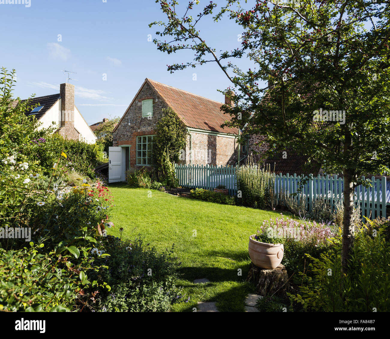 Der Garten im September und Blick auf die Rückseite des Hauses am Coleridge Häuschen, Somerset. Coleridge Häuschen war die Heimat von Coleridge zwischen 1797 und 1800. Stockfoto