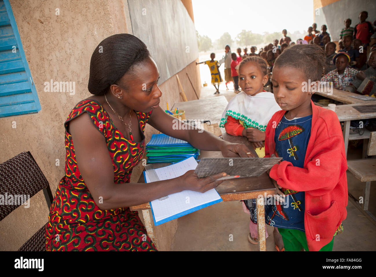 Lehrerin für Tutoren Studenten an Kouka Primary School in Kouka Abteilung, Burkina Faso. Stockfoto